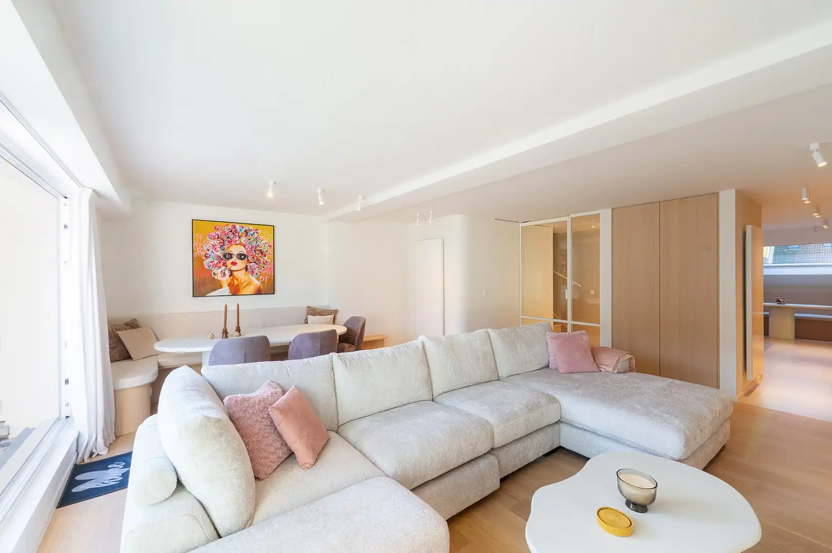 Luxueus gerenoveerd duplexappartement met drie slaapkamers. foto 4