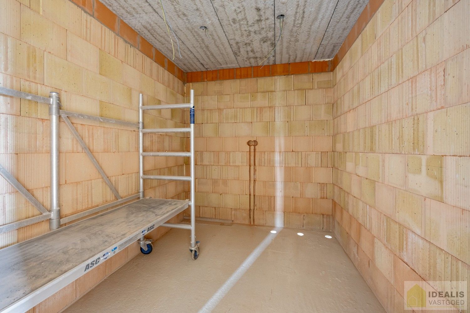 IDEALIS VASTGOED – RUIME (CASCO/VERDER AF TE WERKEN) NIEUWBOUWVILLA MET DE PERFECTE INDELING, EEN HEERLIJKE LEEFRUIMTE, KANTOOR, EXTRA RUIME BERGING, 3 RUIME SLAAPKAMERS, 3 BADKAMERS, CARPORT EN OVERDEKT TERRAS OP EEN RIANT PERCEEL VAN MAAR LIEFST 29A 51CA MET VRIJE ZICHTEN EN DE PERFECTE ORIENTATIE! foto 19