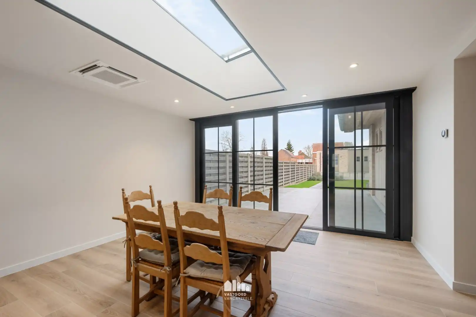 Instapklare, energiezuinige woning met tuin en dubbele garage in hartje Voormezele foto 10