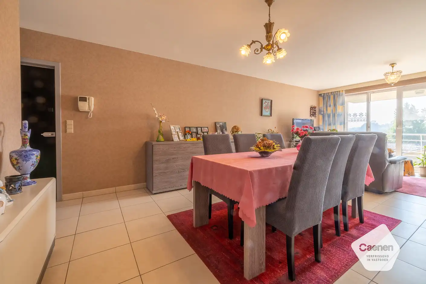 Ruim woonappartement in goede staat foto 32