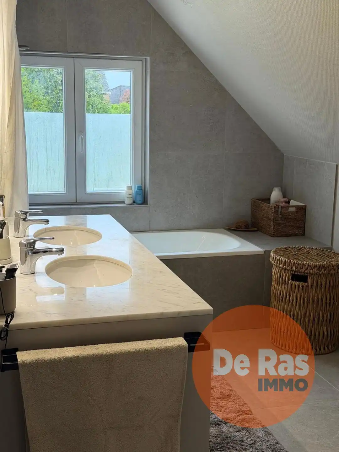 HERZELE- Gerenoveerde villa in een groen kader nabij centrum foto 15