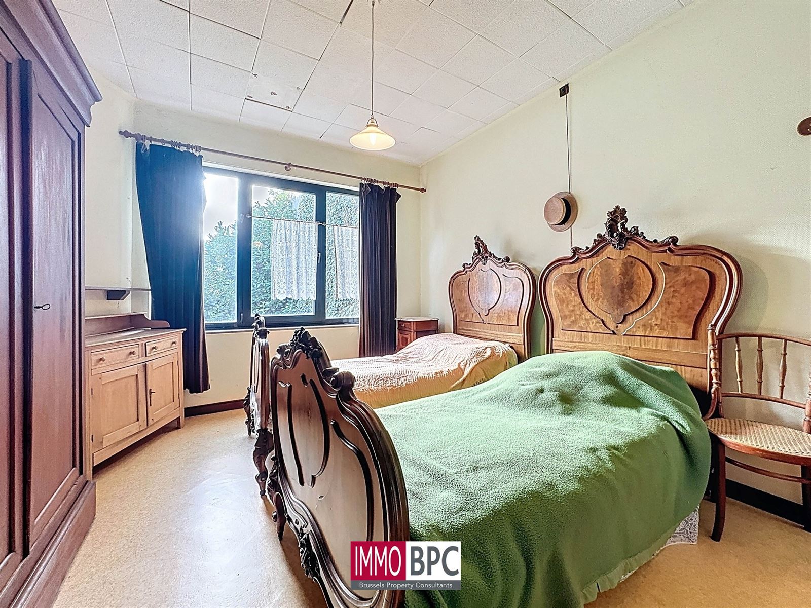 Kleine charmante achterwoning met tuin en dubbele garage te renoveren  foto 16