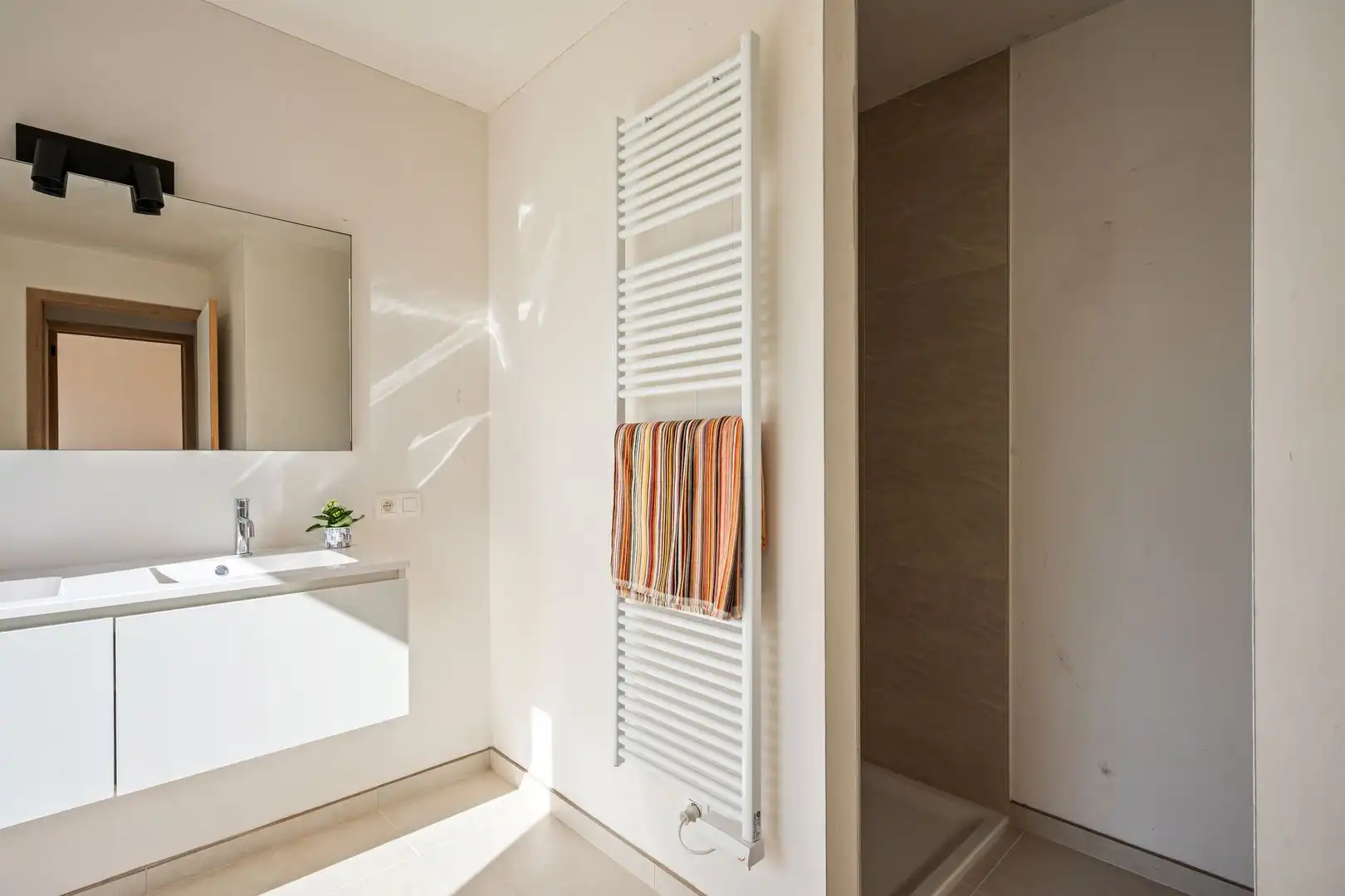 Kwalitatief afgewerkte lichtrijke en ruime nieuwbouw woning met grote tuin en 3 volwaardige slaapkamers foto 21