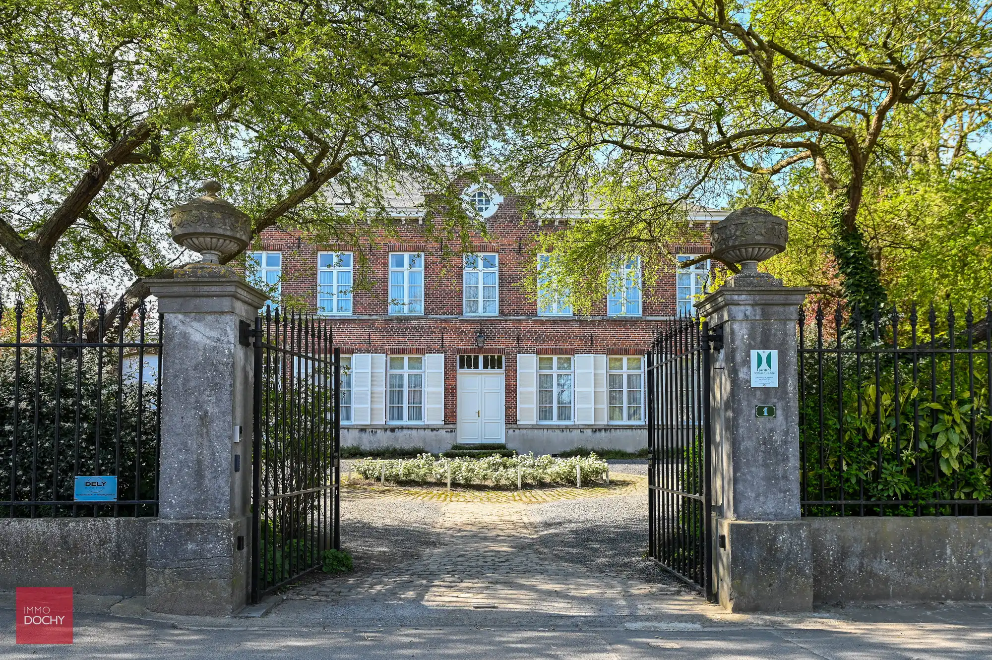 Zeer goed onderhouden manoir met een  unieke parktuin foto 3