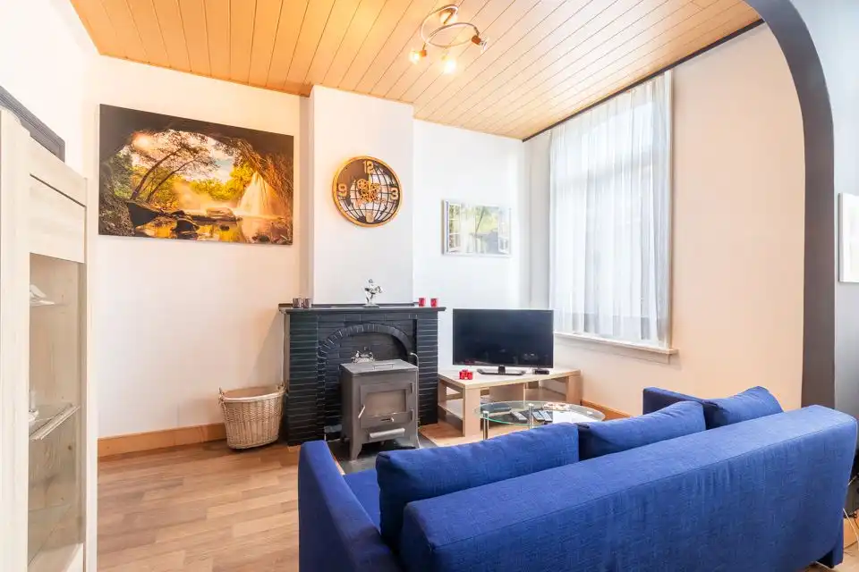 Opbrengsteigendom met ruim magazijn en appartement. foto 2