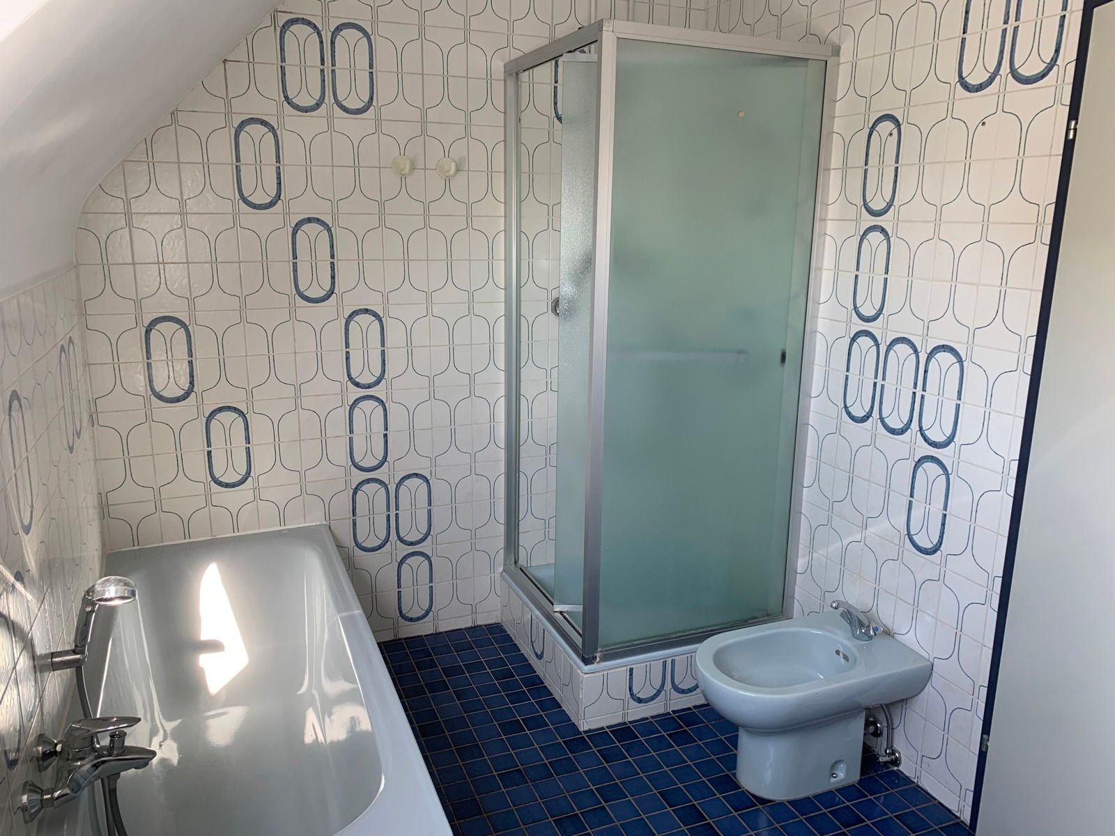 RUIME WONING MET 3 SLAAPKAMERS EN PRACHTIGE TUIN foto 12