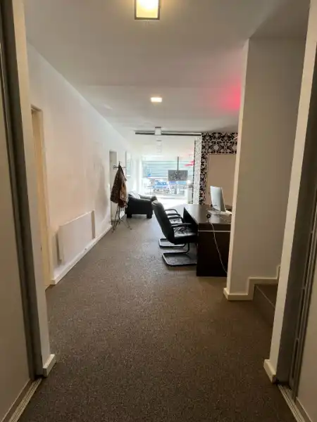 Commercieel pand van 180m² gelegen in het centrum van Genk, tegenover Shopping1. foto 11