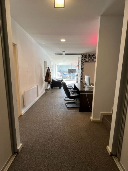 Commercieel pand van 180m² gelegen in het centrum van Genk, tegenover Shopping1. foto 11