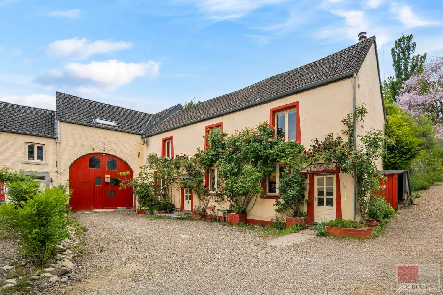 Karaktervolle woning uit 1668, met een bewoonbare oppervlakte van ca. 233 m² op een royaal perceel van 1.837 m² foto 2