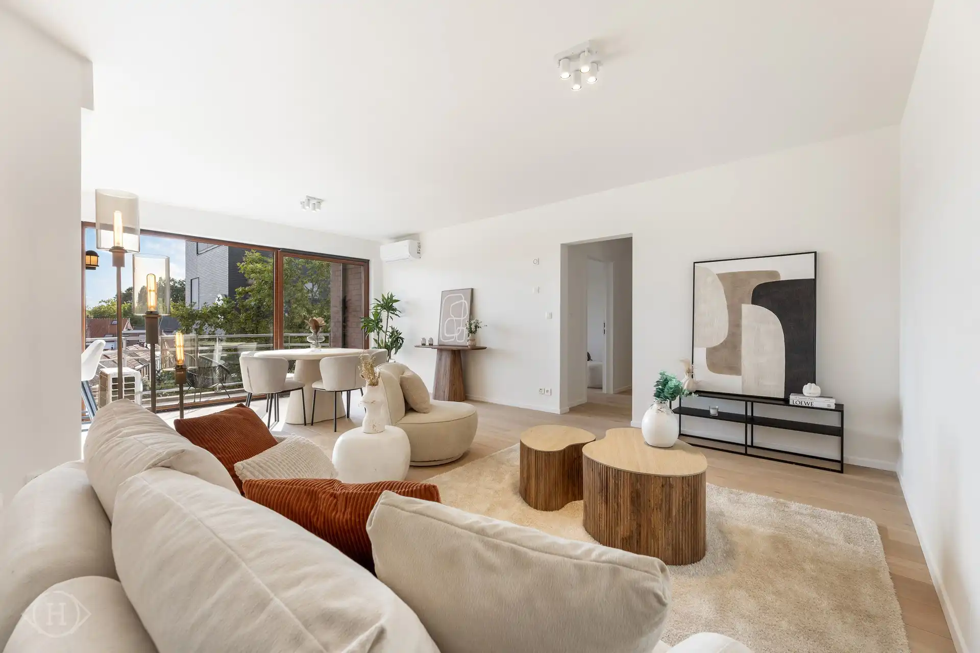 Volledig gerenoveerd 2-slpk appartement met garagebox foto 9
