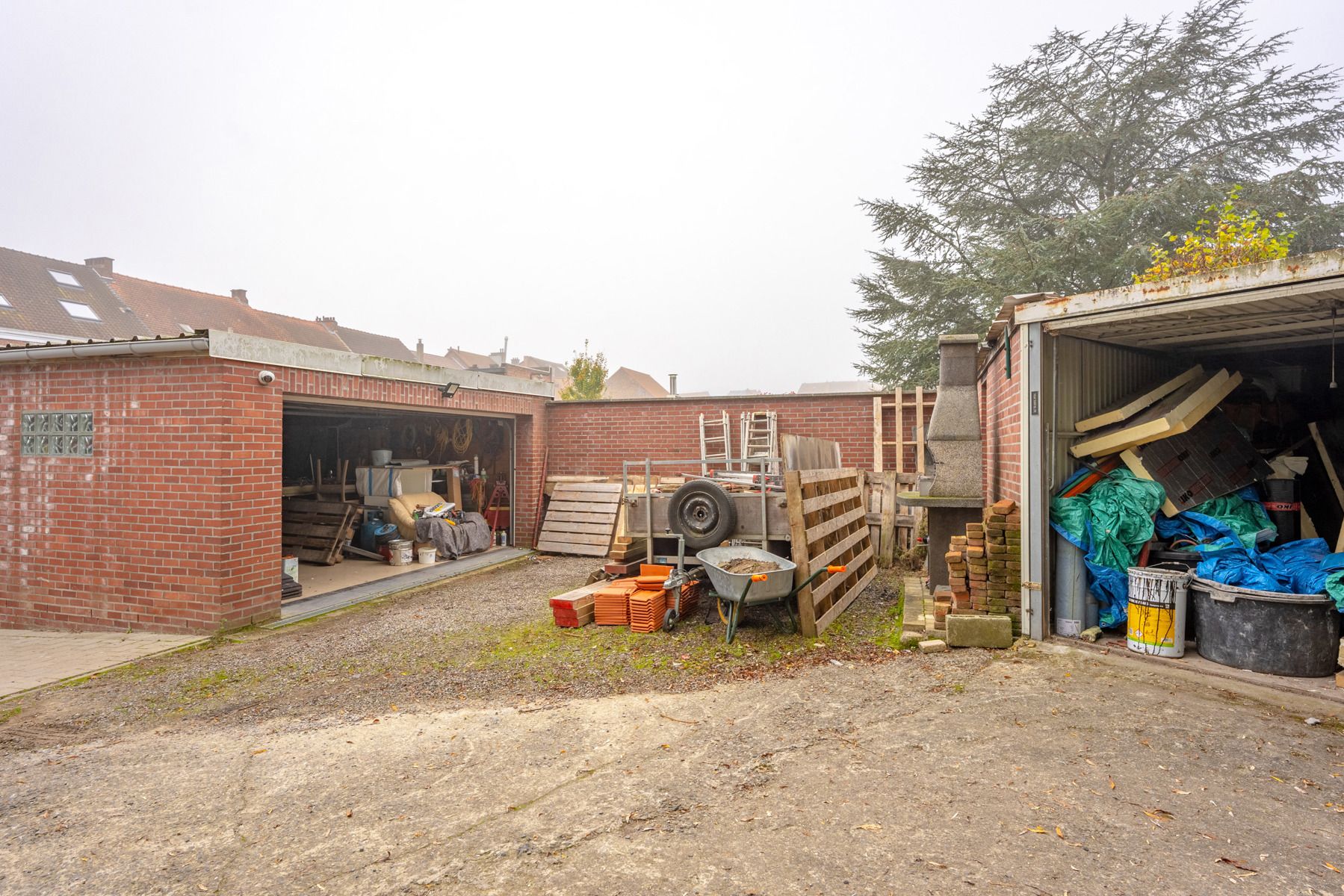 Lot van 1 magazijn, 3 garageboxen, 1 berging en 5 parkings foto 6