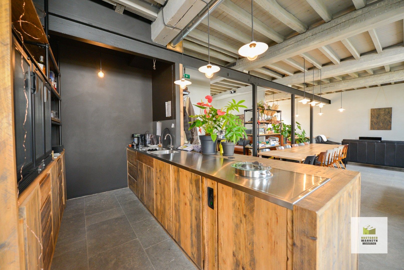 Gerenoveerde handelszaak met ruime woning en gezellige stadstuin te centrum Roeselare foto 14