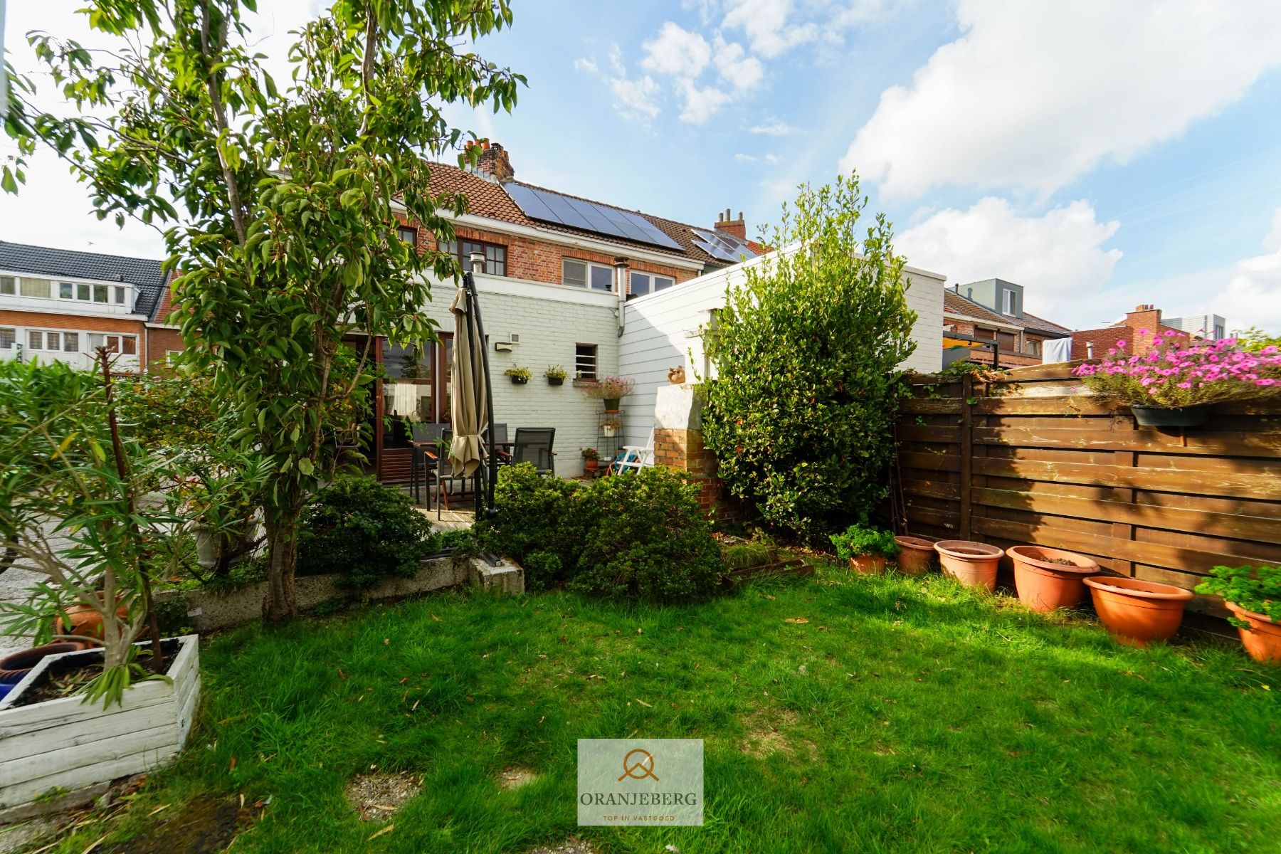 COMPROMIS IN OPMAAK! Charmante halfopen woning met oprit, tuin én garage te koop nabij UZ foto 18