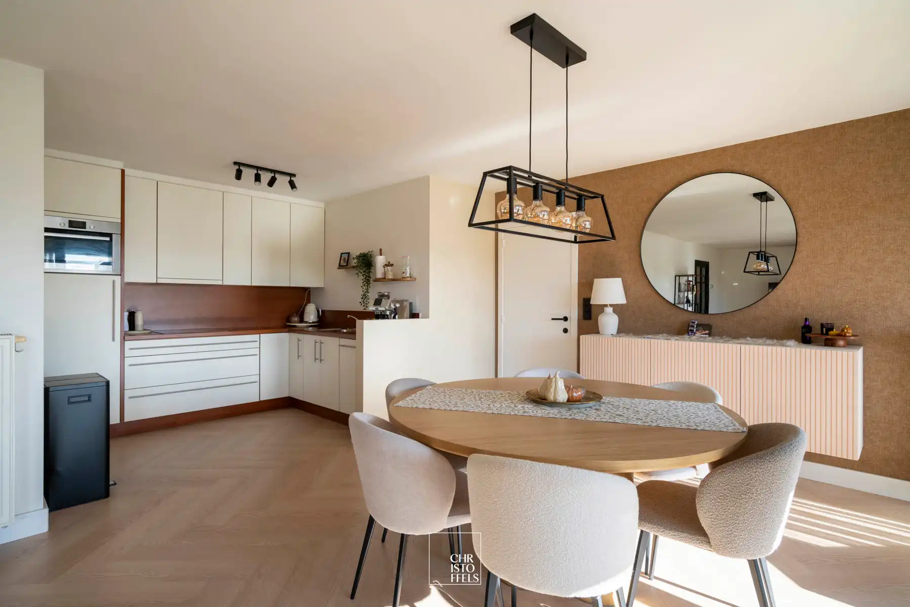 Stijlvol gerenoveerd 2-slaapkamerappartement (101m²) met garagebox in Lanaken!  foto 2