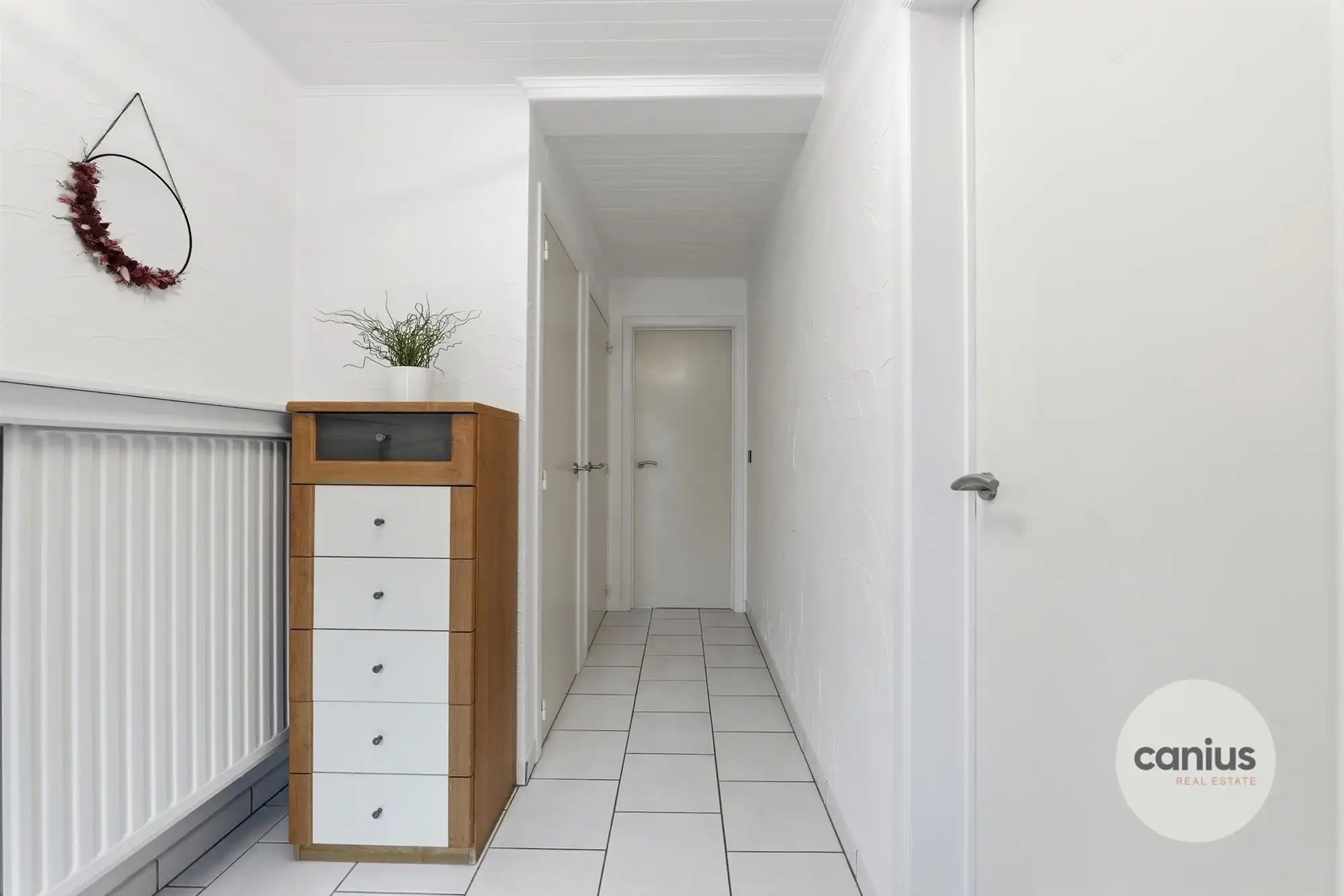 INSTAPKLARE EN VERZORGDE HALFOPEN BEBOUWING MET RUIME TUIN EN DRIE SLAAPKAMERS IN LANDEN foto 3