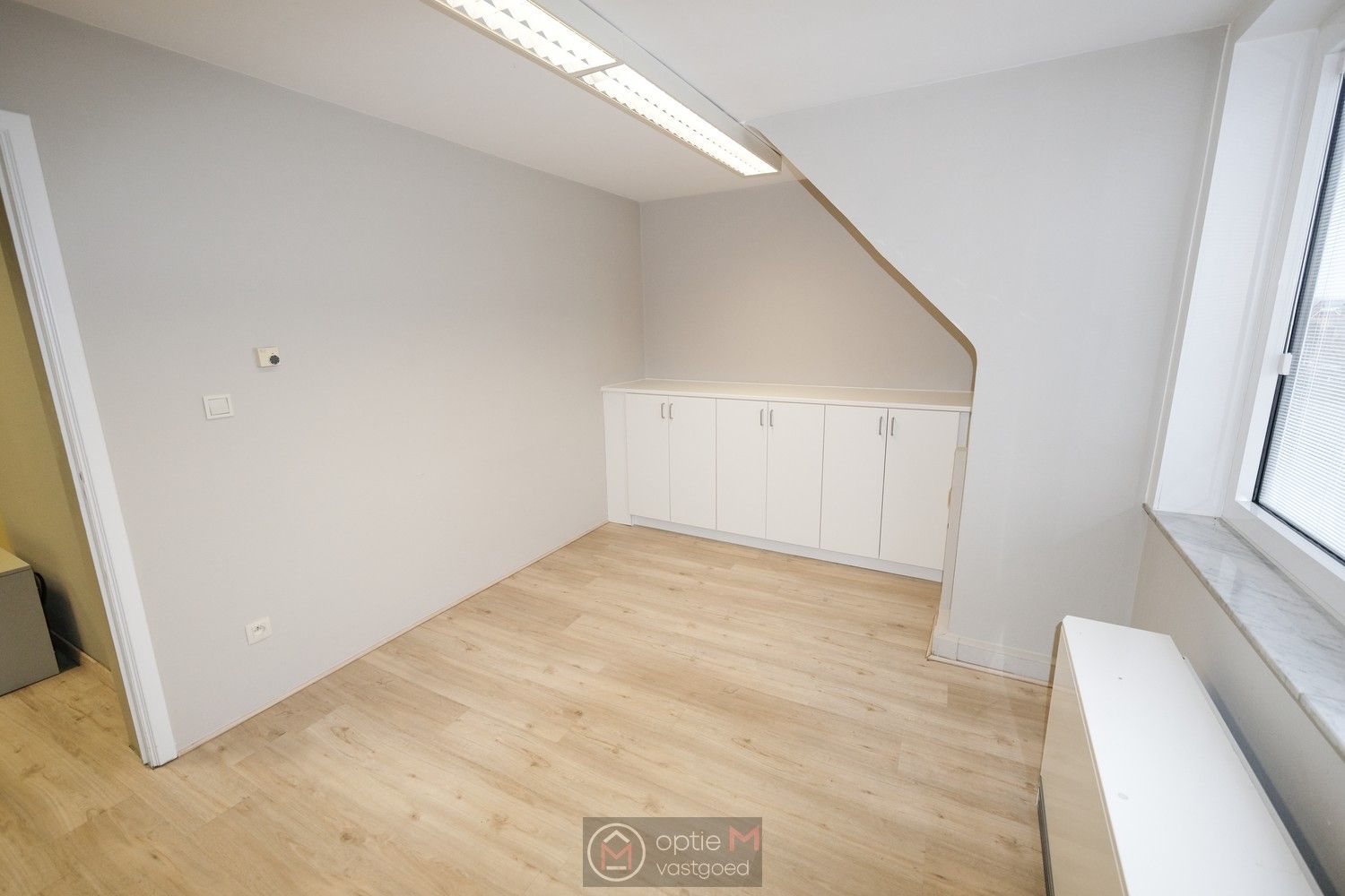 RUIM KANTOORGEBOUW OP TOPLIGGING IN BILZEN foto 30