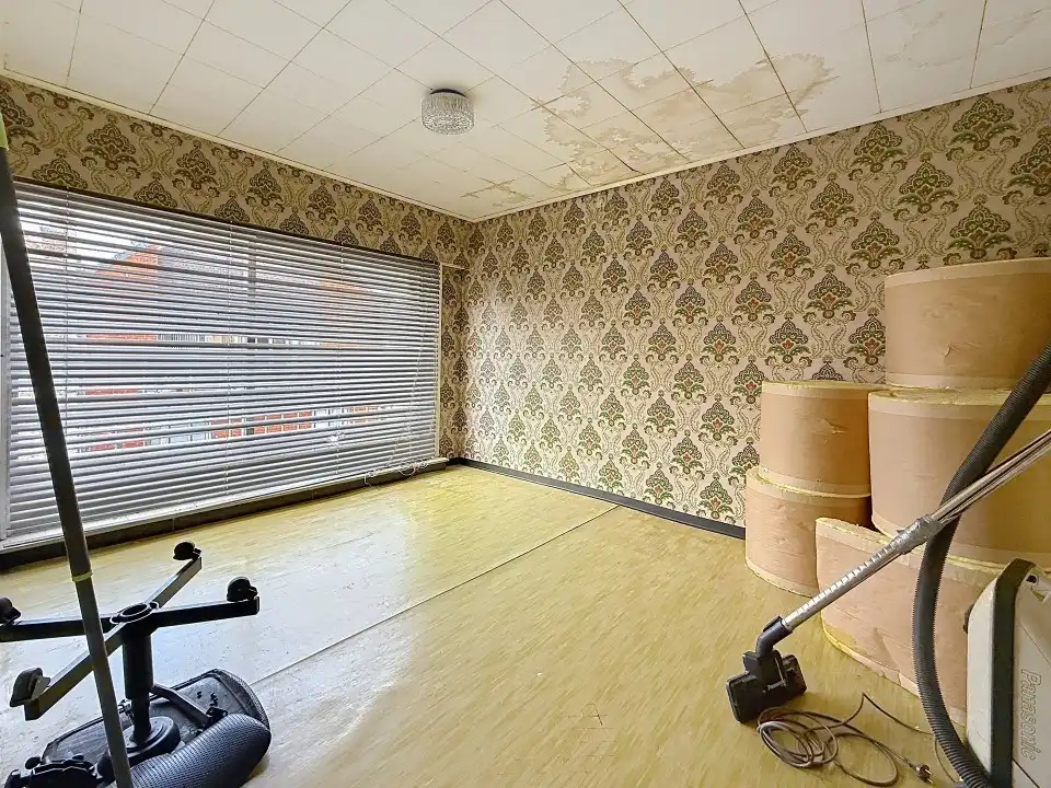 Centraal gelegen te renoveren ruime woning foto 10