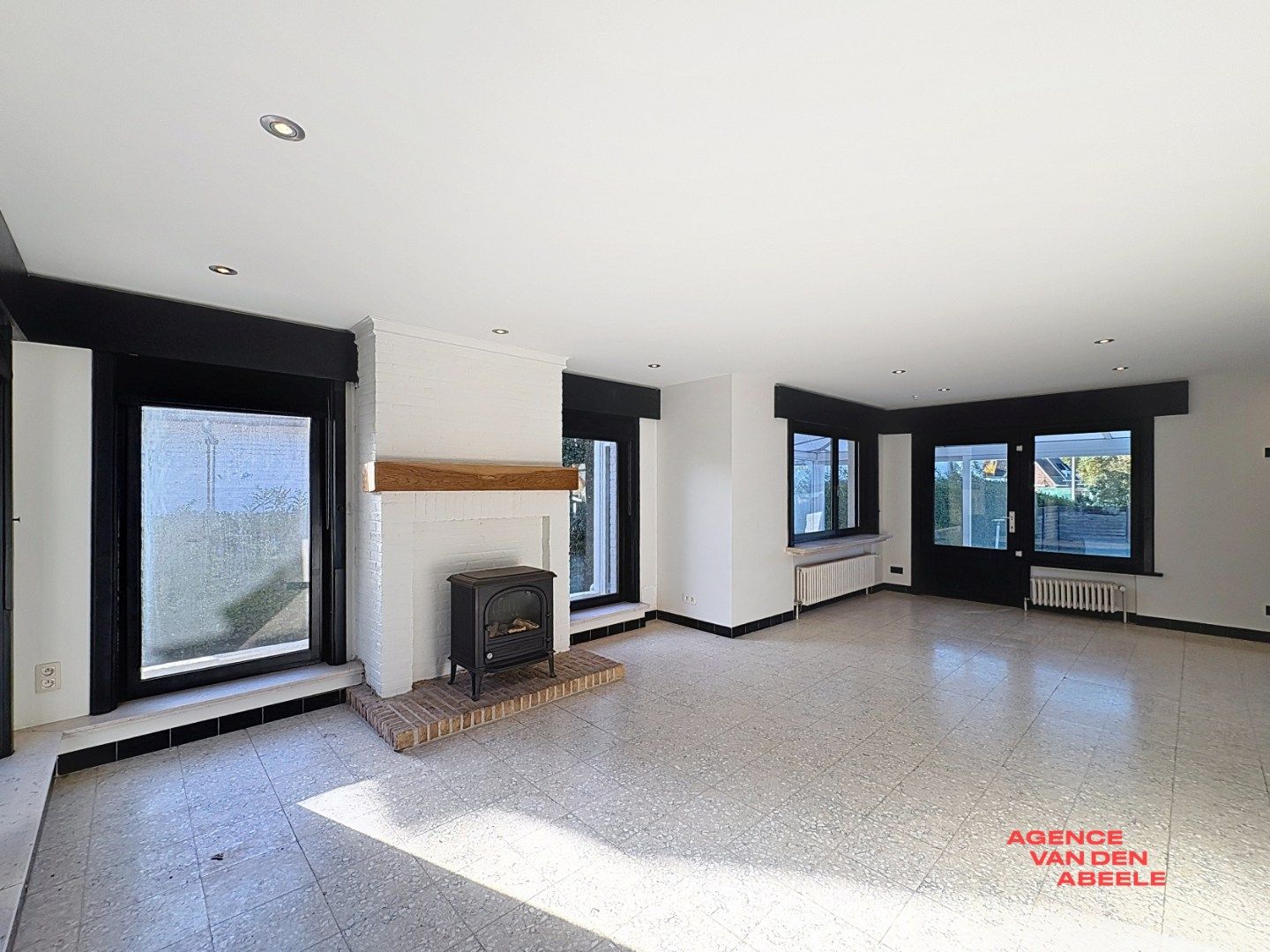 Ruime alleenstaande villa met grote tuin en veranda foto 4