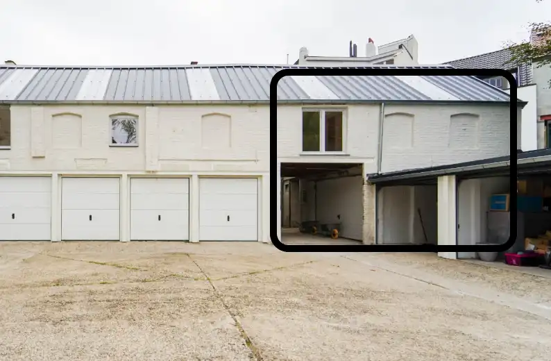 Loods - atelier 70m² met toilet / water- en elektriciteitsaansluiting + garage te huur foto {{pictureIndex}}