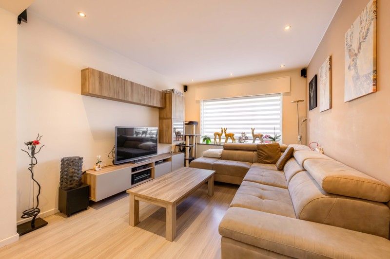 PERFECTE STARTERSWONING! Tot in de puntjes gerenoveerde woning nabij hartje Beveren-Leie! foto 4