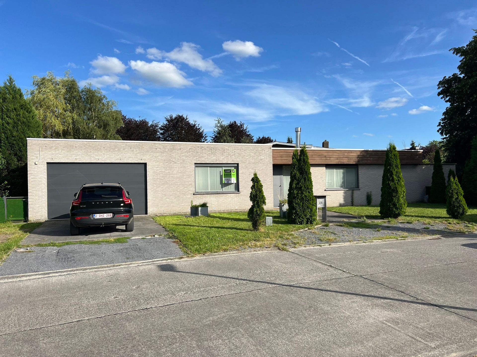 Woning in goede staat met garage op topligging foto {{pictureIndex}}