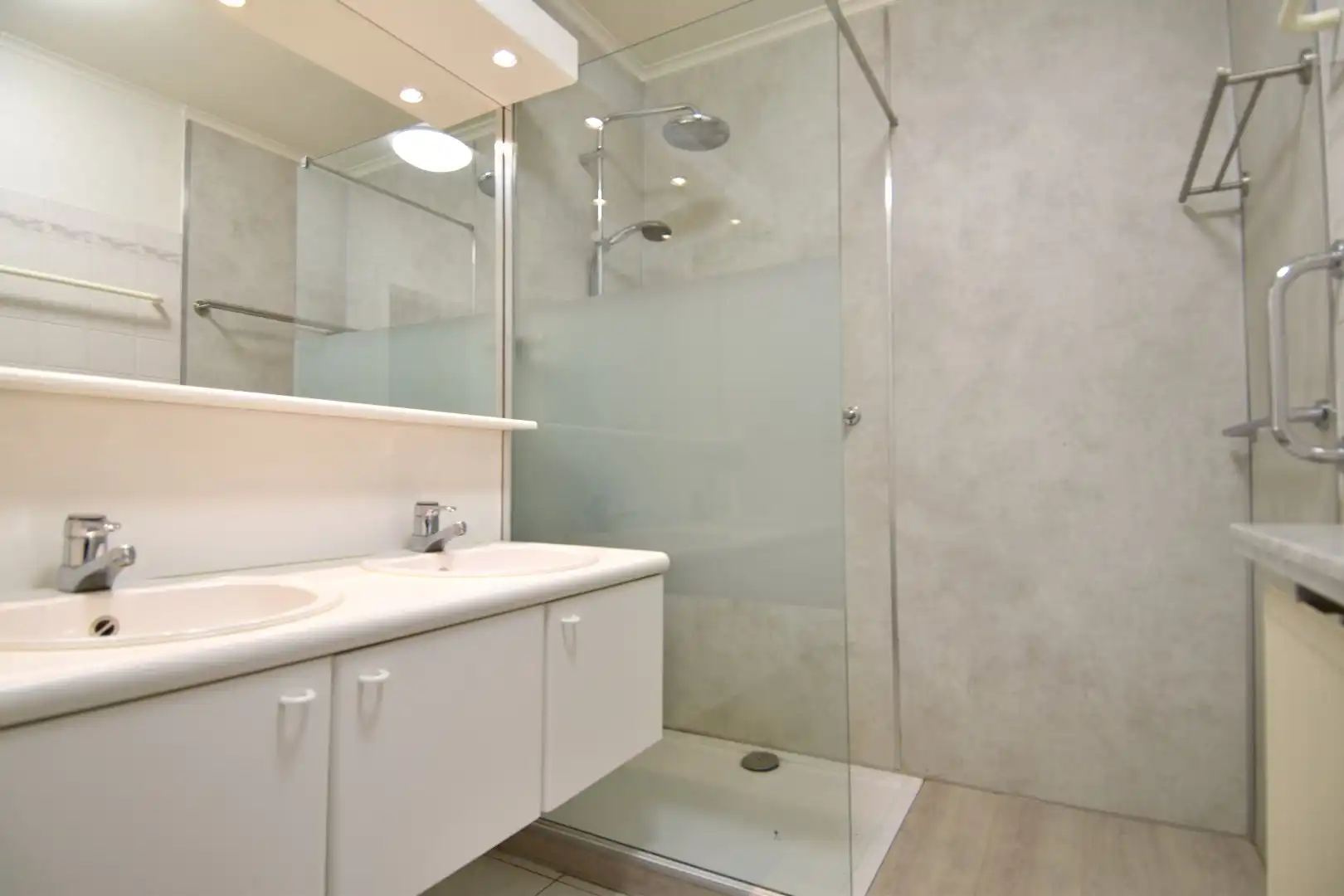 Instapklaar 2-slaapkamerappartement mét kelderberging op een toplocatie te Gullegem foto 7