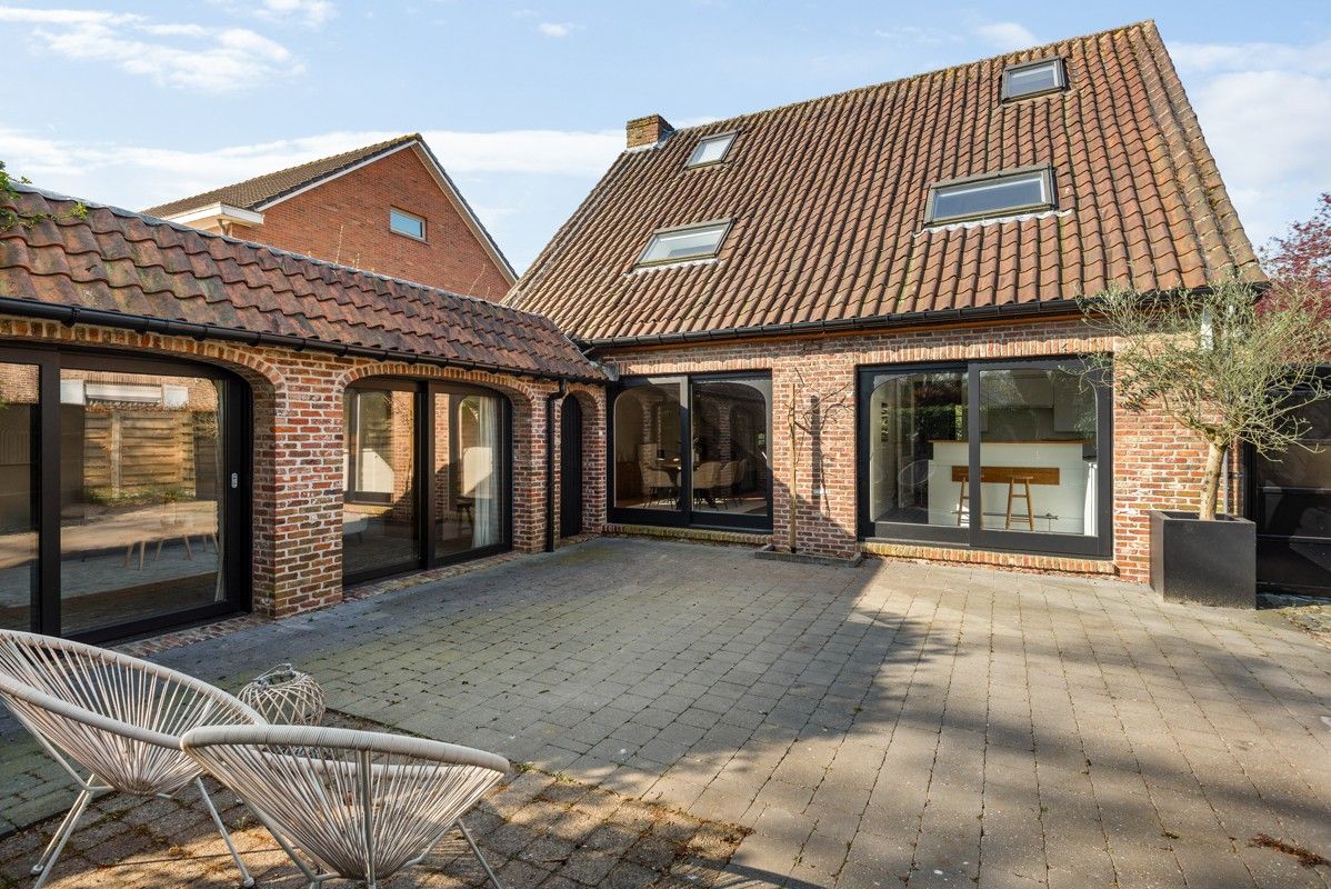 Super charmante woning met 2/3 slaapkamers in een doodlopende straat vlakbij het centrum van Schilde. foto 2