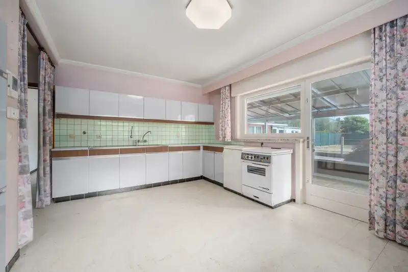 Te renoveren villa, ideaal geschikt voor bijberoep met veel ruimte en grote tuin in centrum Beveren opp 837 m² foto 7