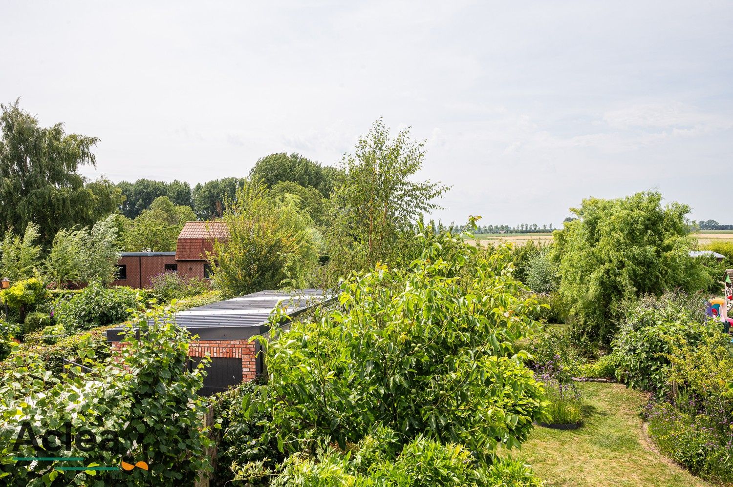 Halfopen bebouwing met weelderige tuin foto 31