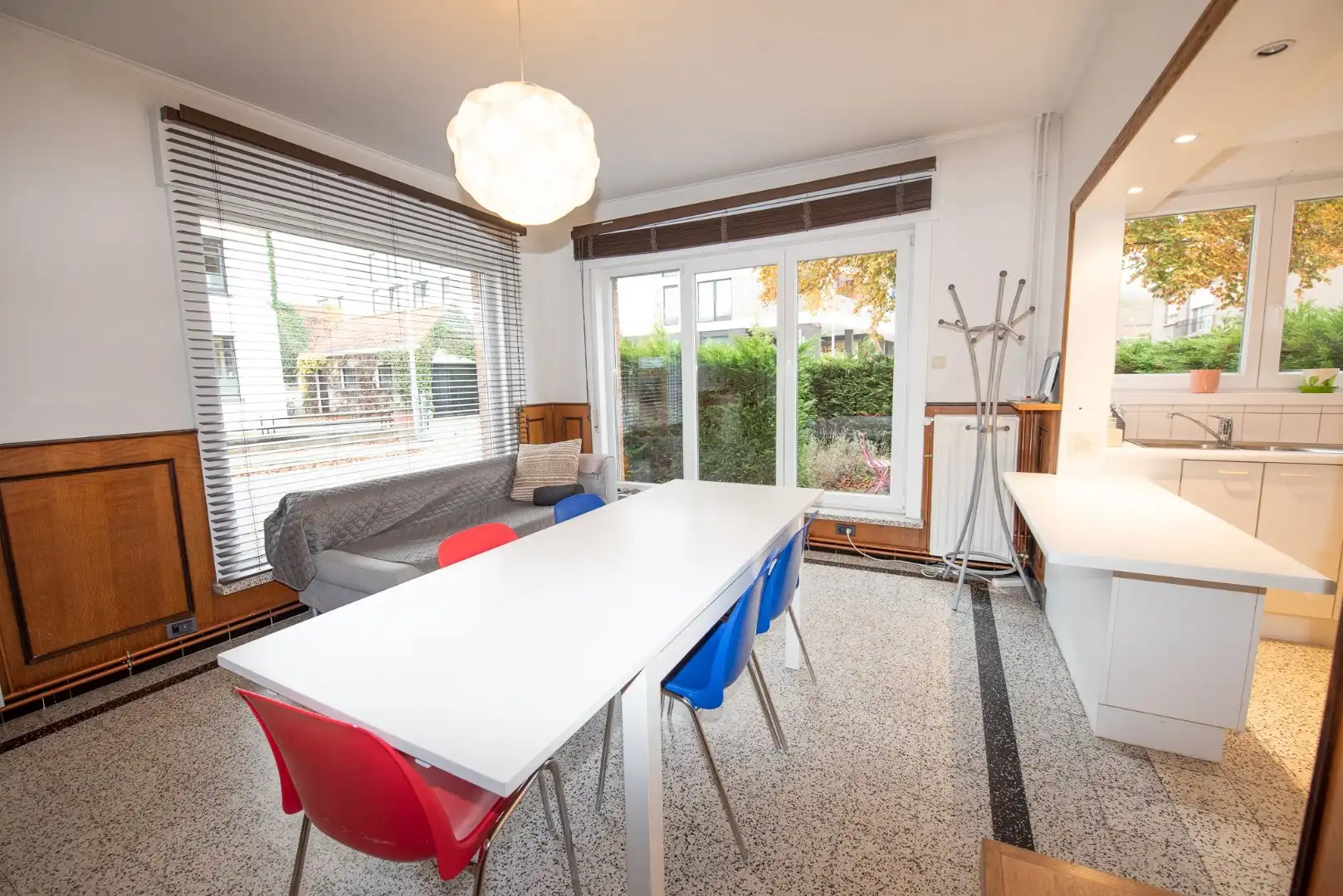 Ruime  en goed onderhouden woning met 3 slaapkamers op centrale ligging te Deerlijk. foto 4