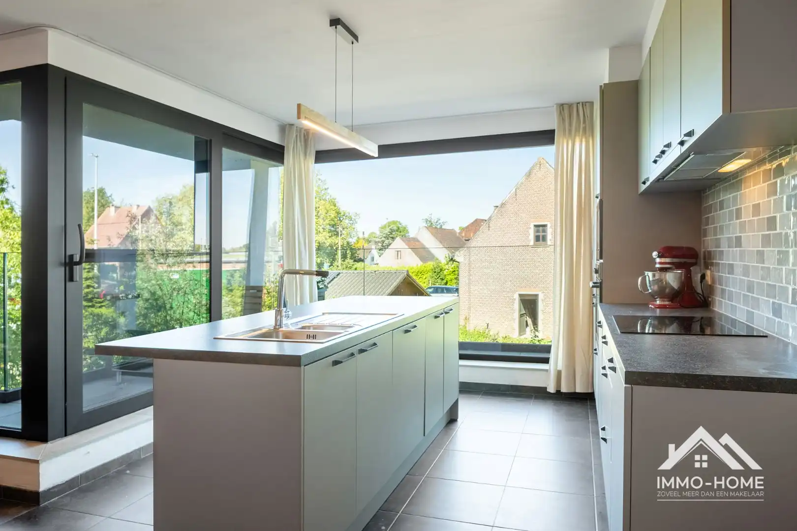 Instapklaar modern appartement met autostaanplaats foto 4