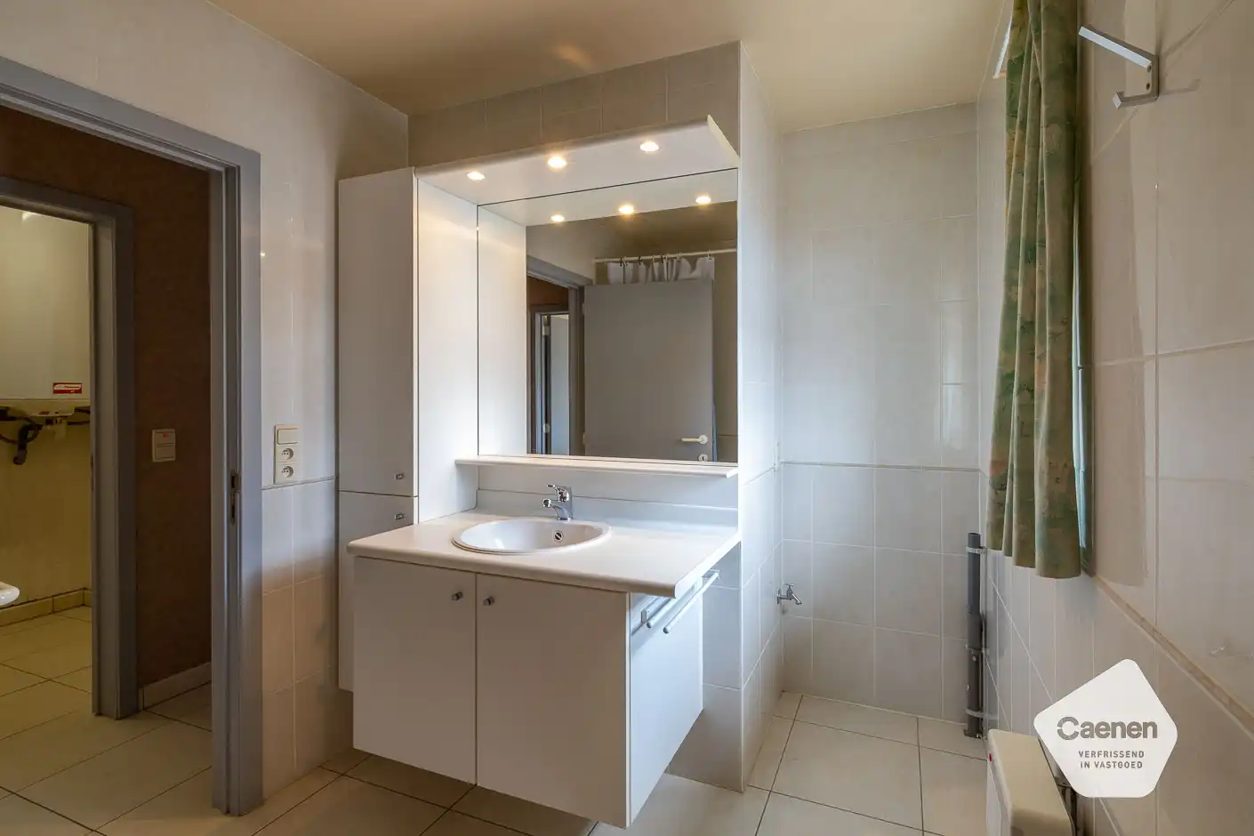 Ruim woonappartement in goede staat foto 10