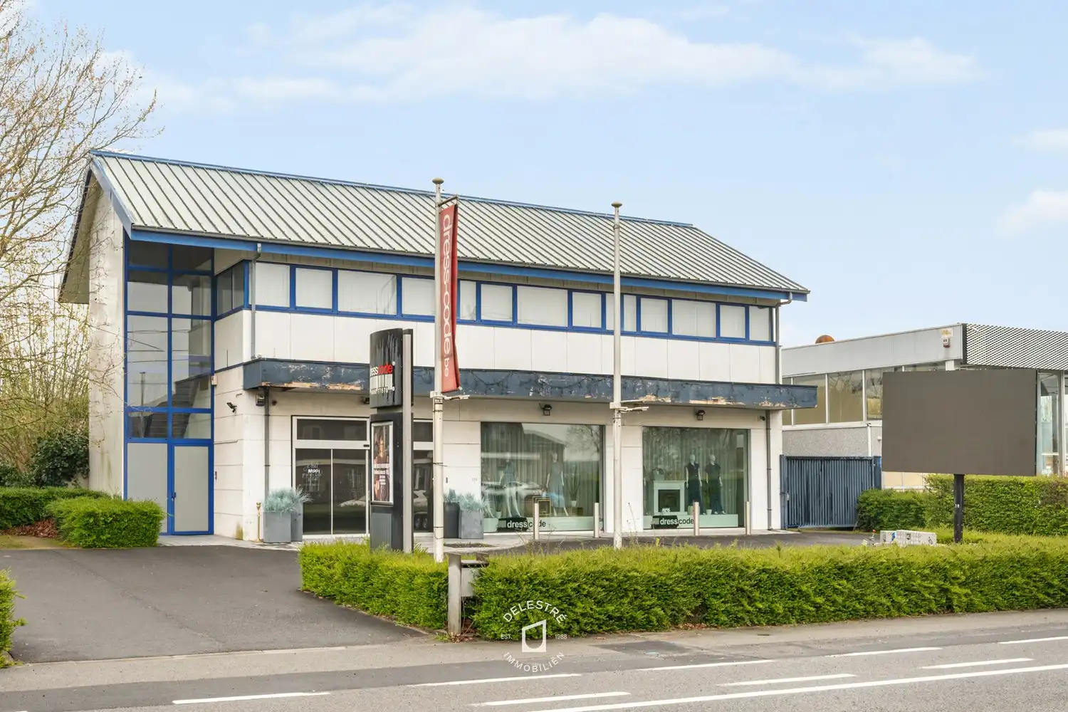 COMMERCIEEL PAND OP TOPLIGGING IN KUURNE NAAST CARDOEN EN MAZDA foto 2