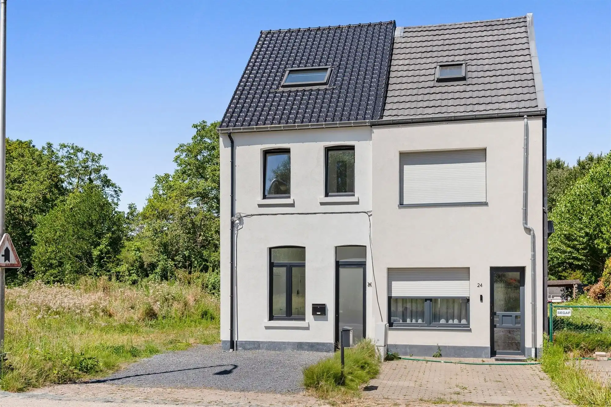Gerenoveerde woning met oprit en zeer grote tuin foto {{pictureIndex}}