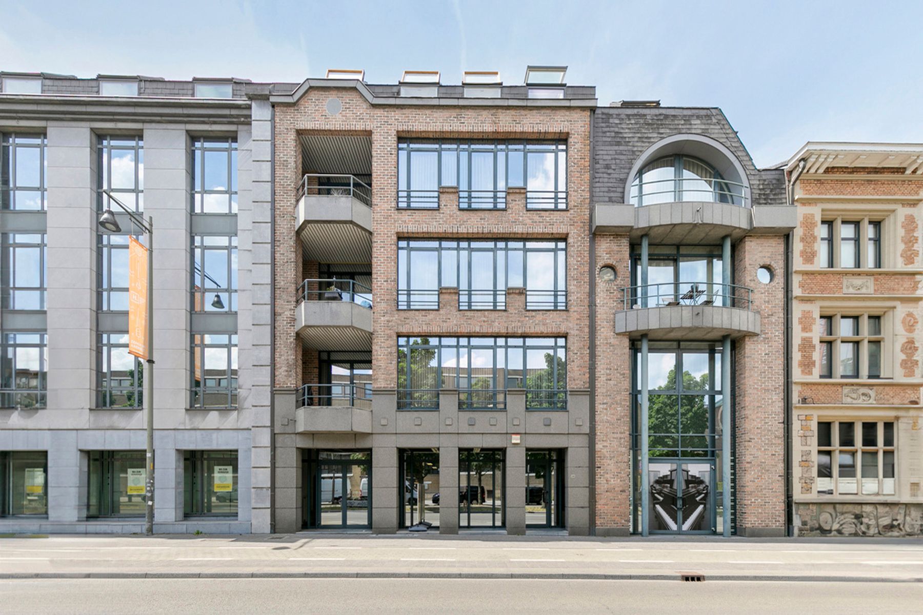 HANDELSRUIMTE (286 M2) + TERRAS (65M2) TE HASSELT- CENTRUM  foto {{pictureIndex}}