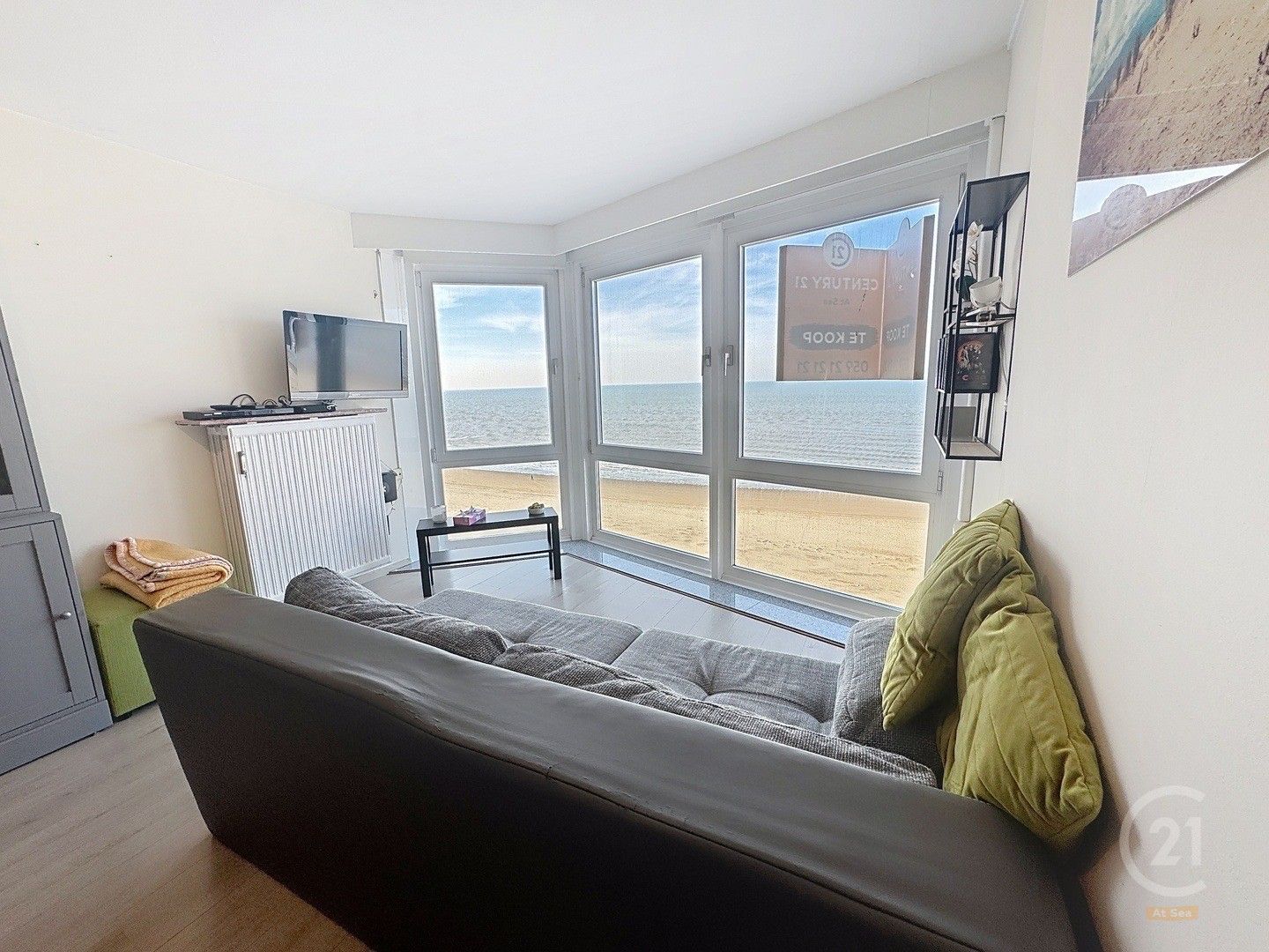 Gezellig ingerichte studio met slaaphoek met frontaal zeezicht. foto {{pictureIndex}}