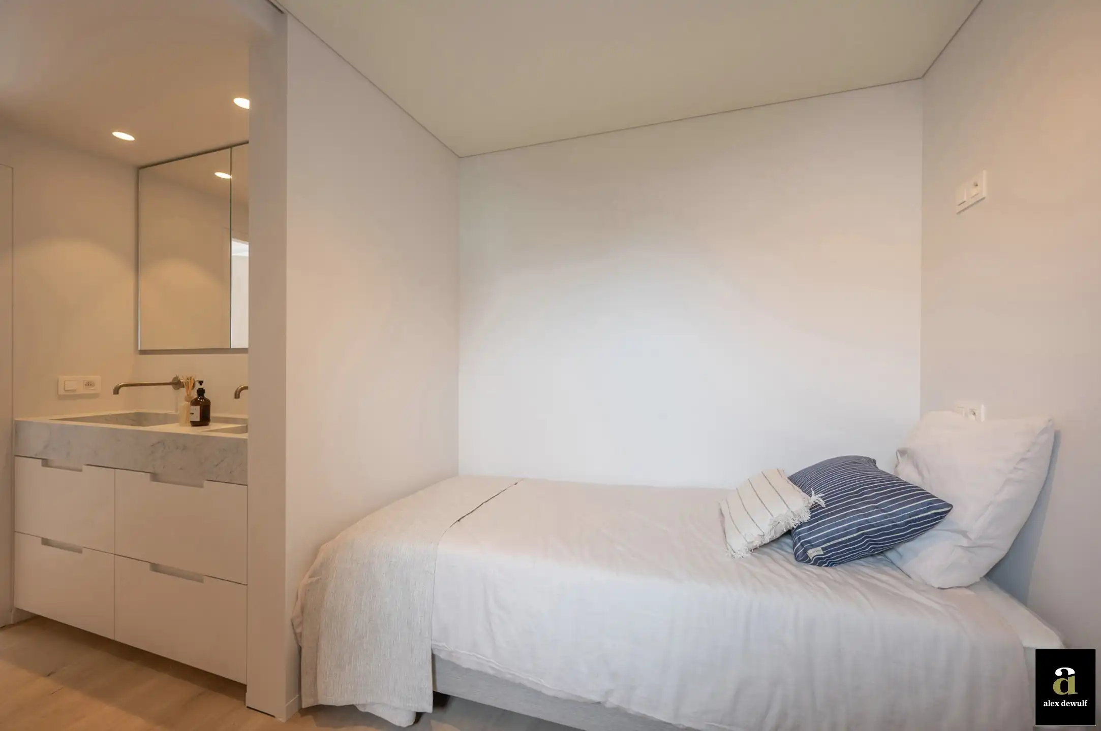 Uitstekend gelegen en stijlvol gerenoveerd appartement met goed zeezicht in villaresidentie [Kustlaan - Knokke Zoute]. foto 24