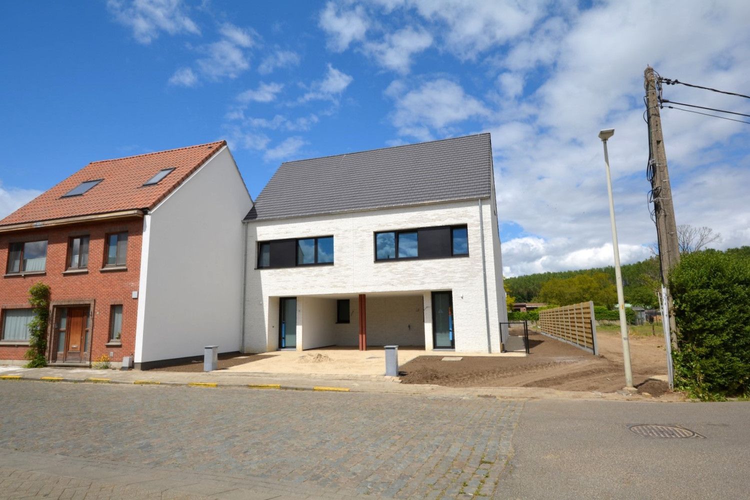 NIEUWBOUWWONING MET 3 SLK, TUIN EN PARKEERPLAATS! foto {{pictureIndex}}