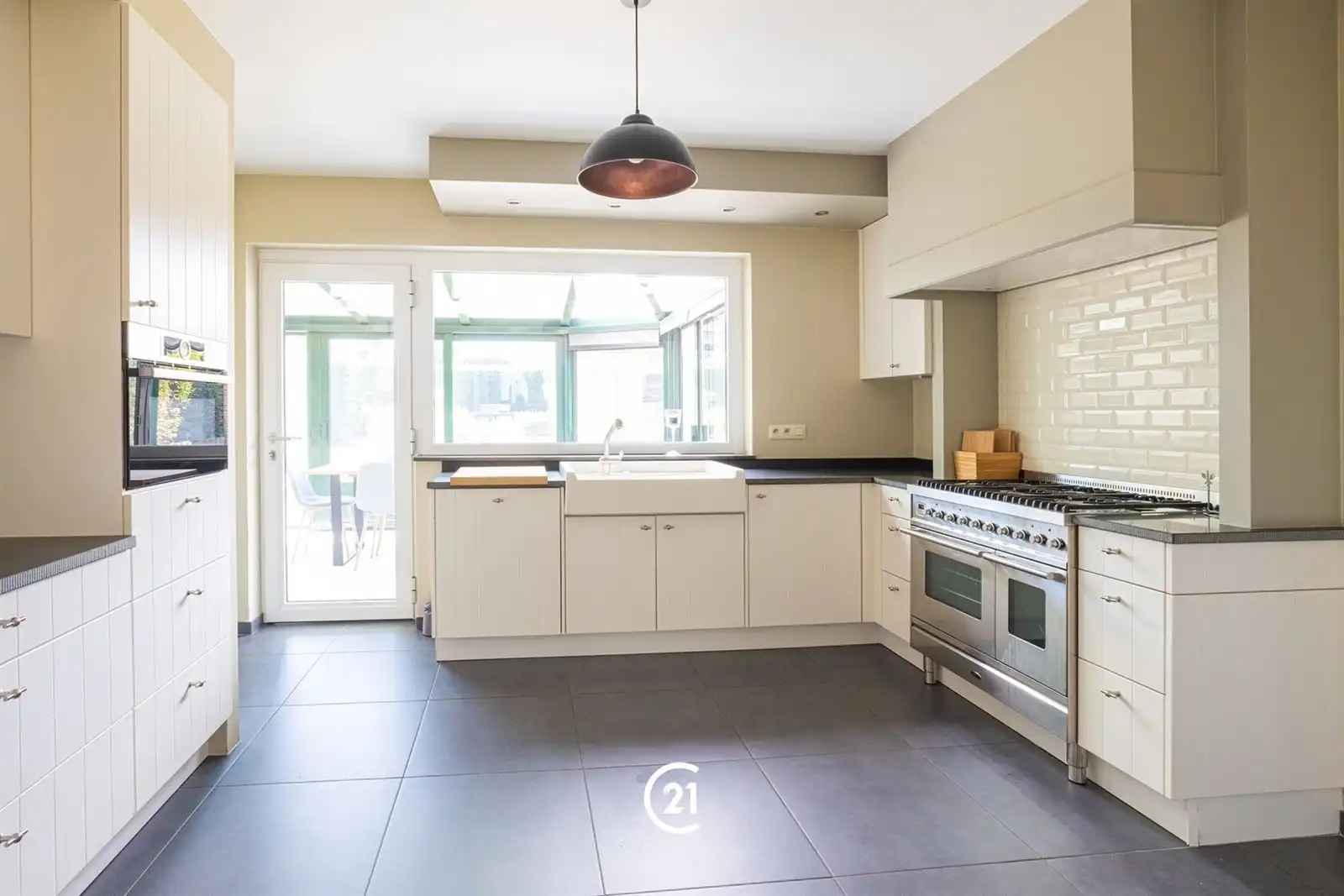 Gemeubelde en instapklare villa met tuin op toplocatie foto 10