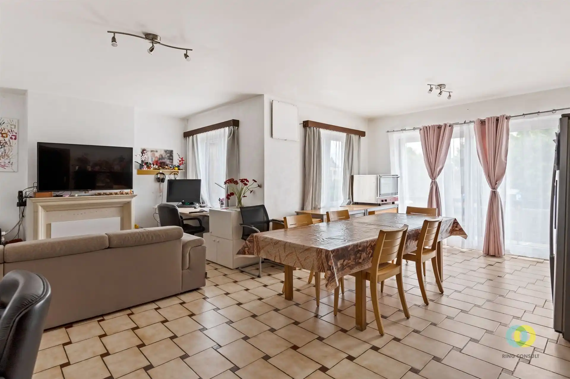 appartementsgebouw met garages foto 2