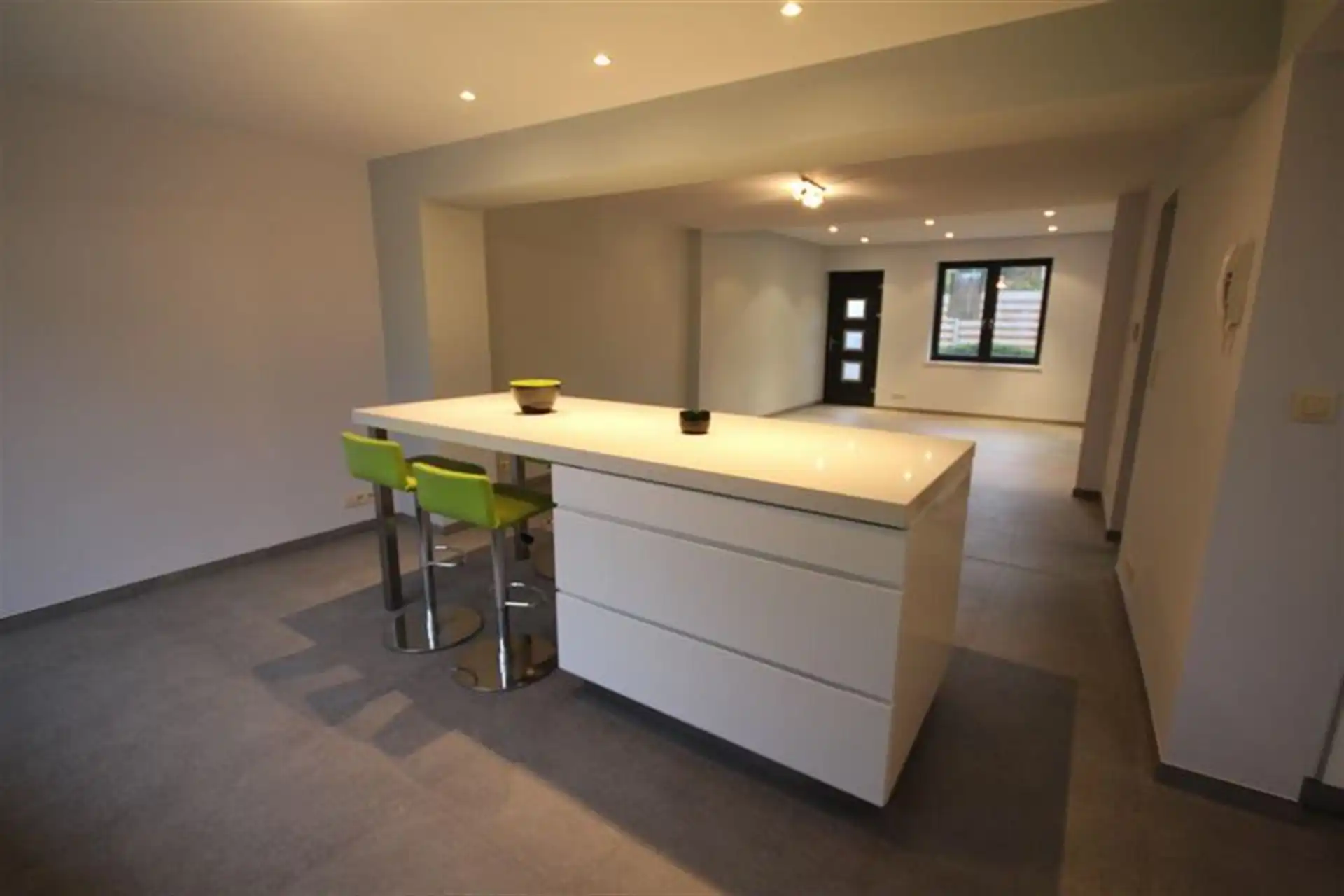 Fijn gelegen en recent gerenoveerde 4 slaapkamer woning foto 4