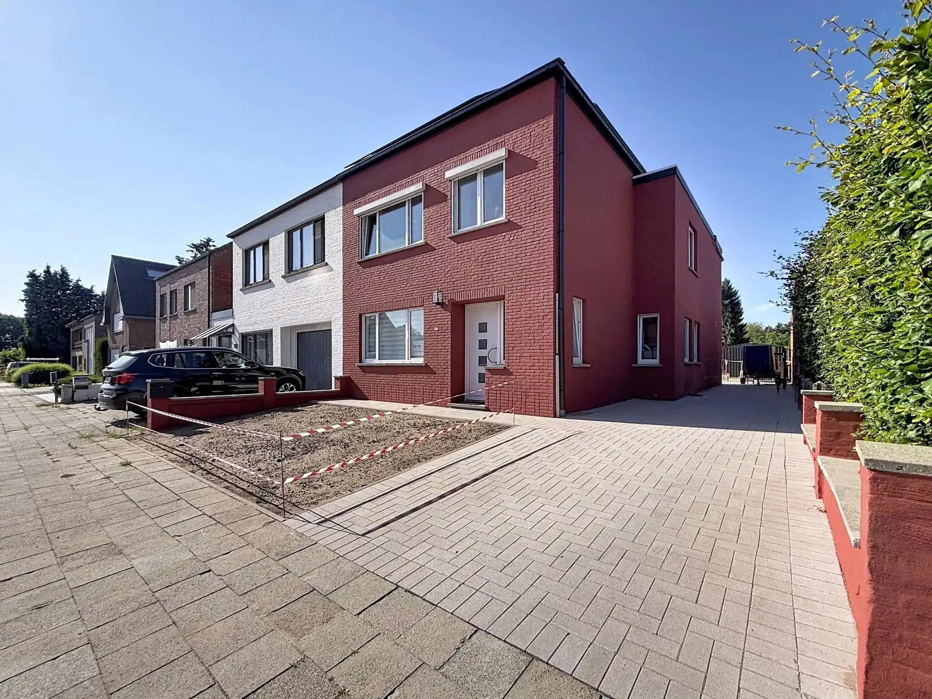 Volledig gerenoveerde woning met 4 slaapkamers op een groot perceel. foto {{pictureIndex}}