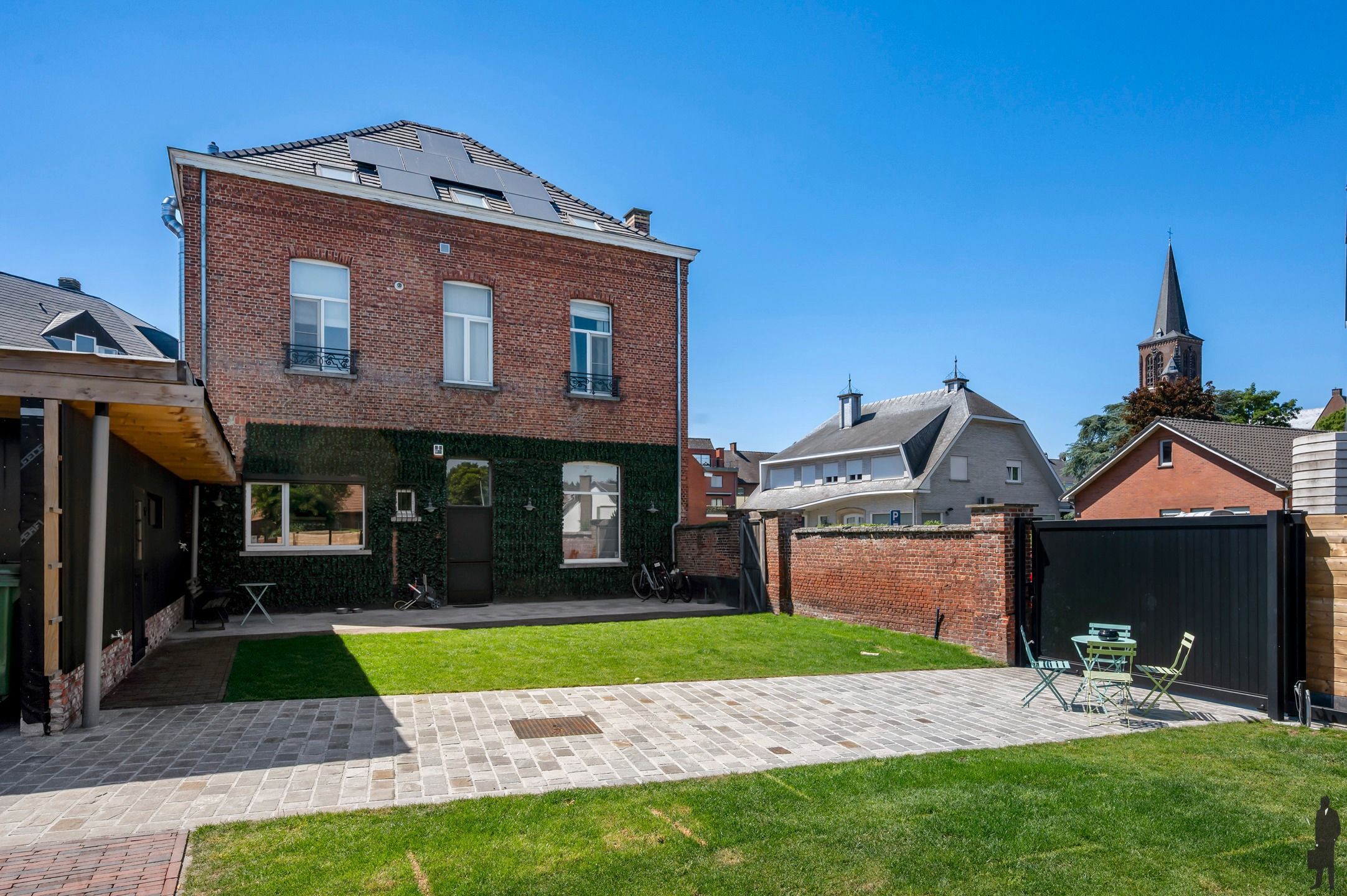 Karaktervol herenhuis met handelsruimte en 6 slaapkamers. foto 32