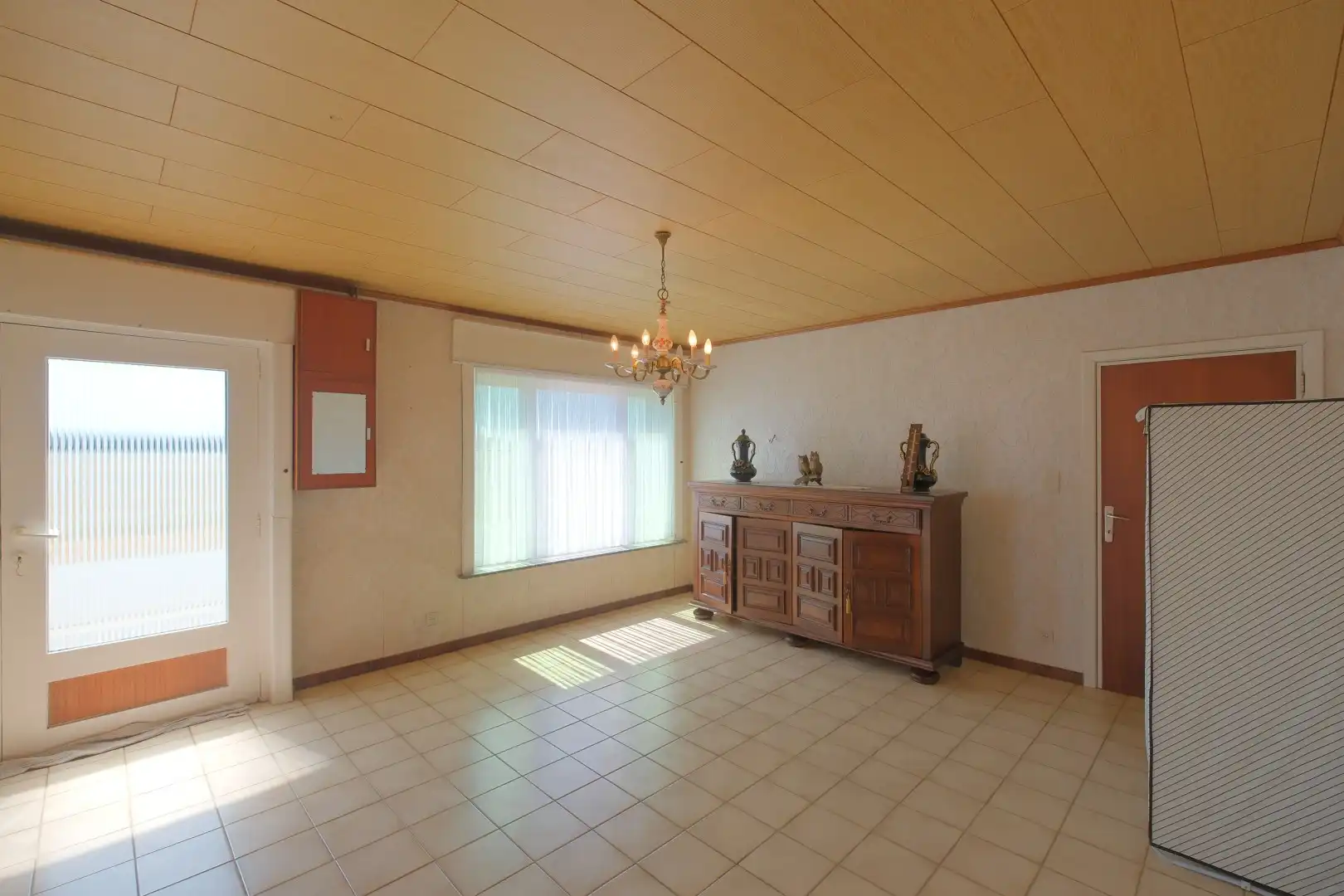 Kortemark - Rustig gelegen woning met 2 loodsen! foto 5