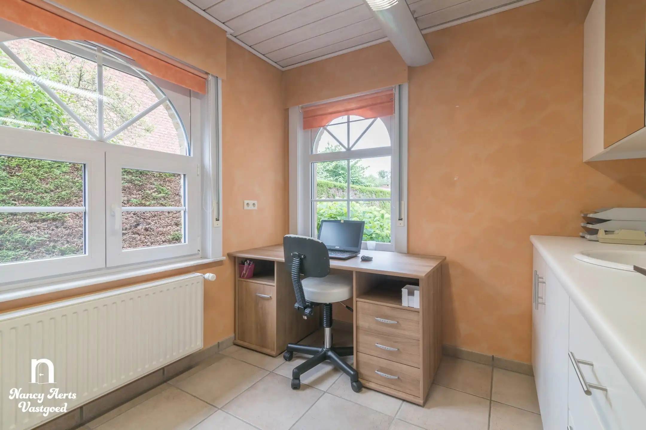 Ruime villa met praktijkruimte, kelder en zonnige tuin foto 23