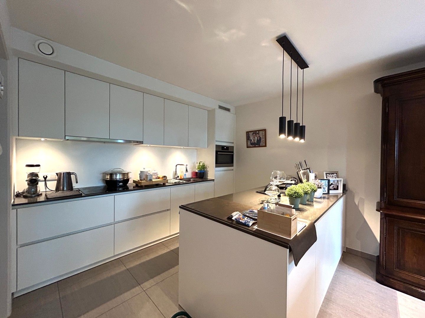 Instapklaar twee-slaapkamerappartement met zicht op stadspark te centrum Roeselare! foto 6