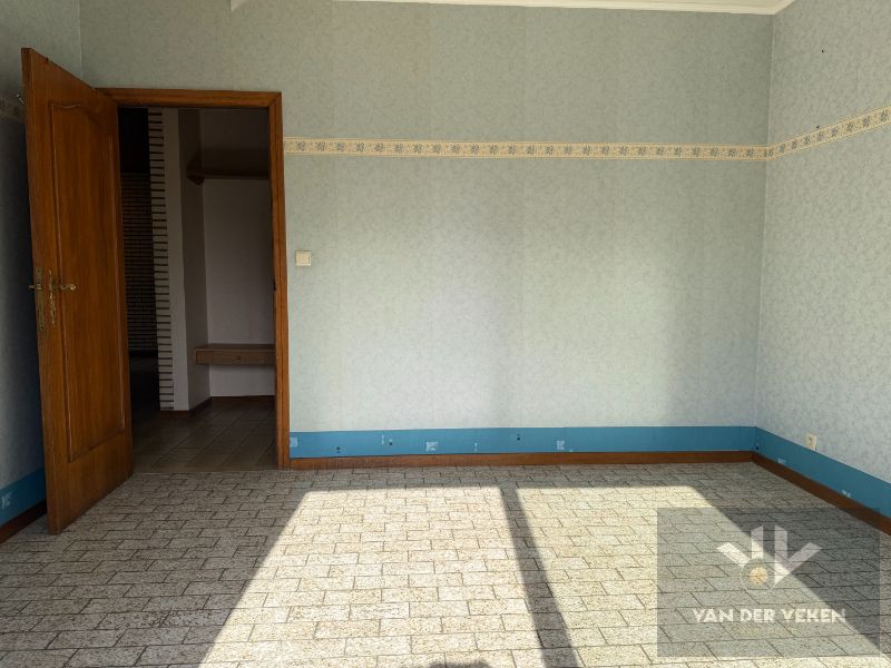 Te renoveren, ruim, centraal en toch rustig gelegen glvl 2-slpkapp met ruim terras nabij centrum Halveweg Zonhoven foto 12