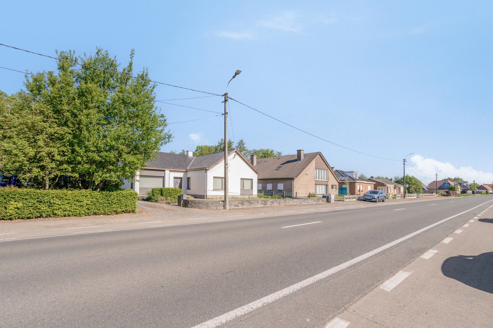 Instapklare Woning met Vergunde Loods en Kantoorruimte! foto 2