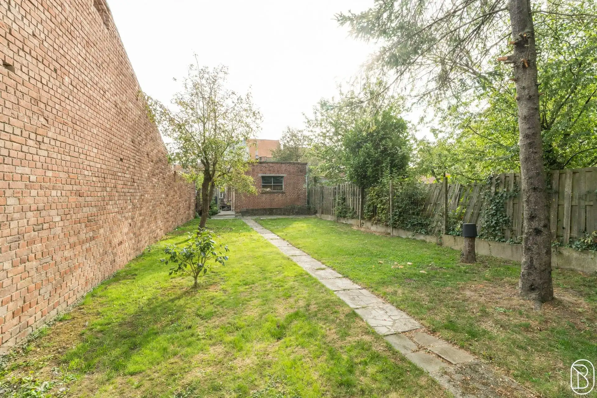 Ruime woning met tuin en handelsgelijkvloers foto 4