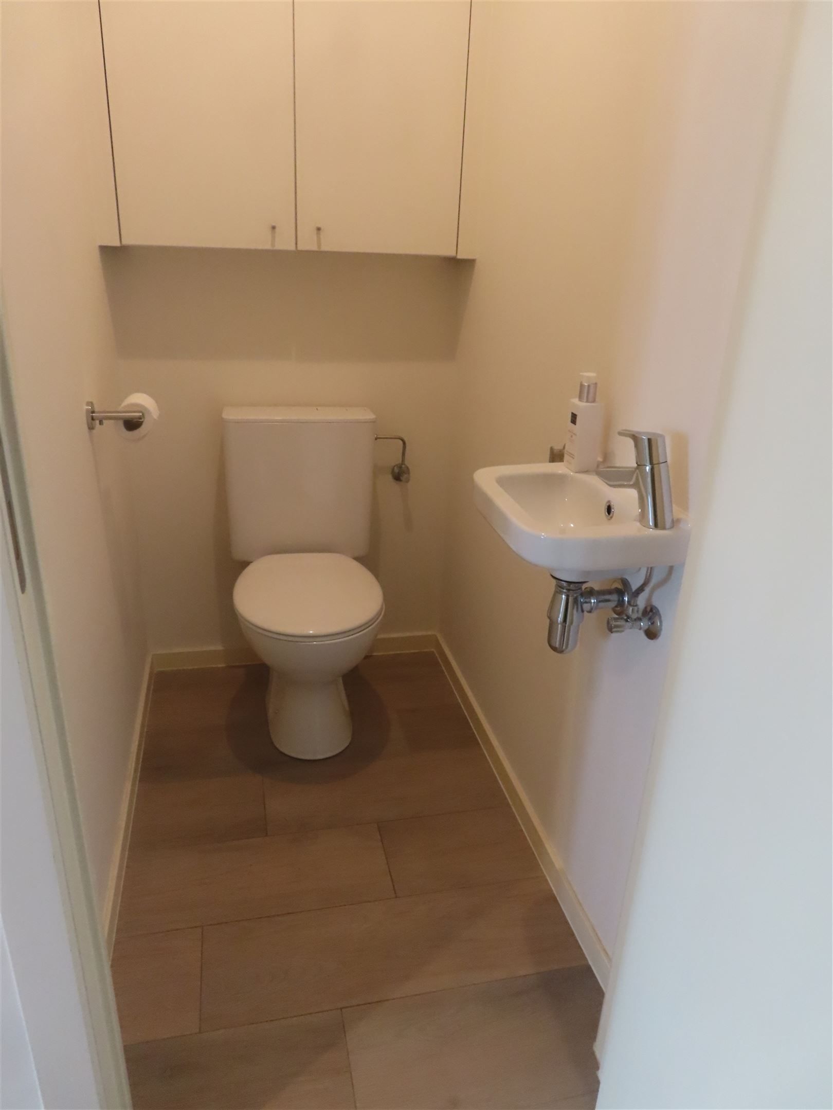 Knap gemeubeld beginners appartement met terras én parking! foto 12